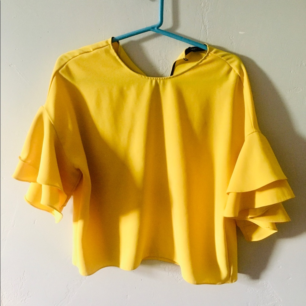 Beautiful yellow quarter Bell sleeve blouse, S